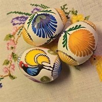 hoenseaeg-hane-i-flotte-farver-blomster-papirklip-limet-paa-aeg-vintage-paaskepynt